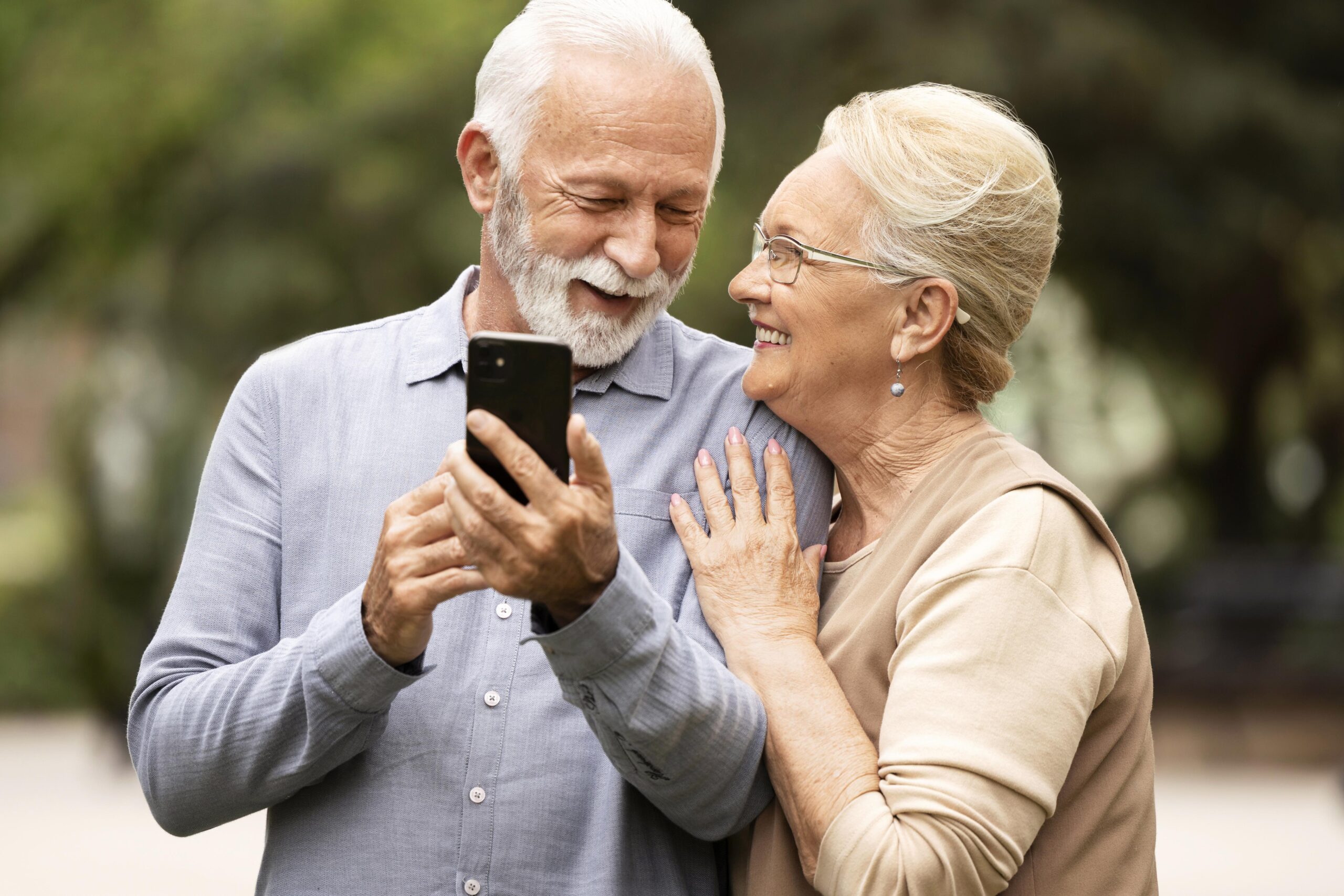 medium-shot-senior-couple-holding-phone